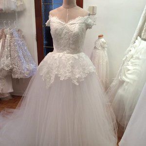 Elegant Off-the Shoulder Lace and Tulle Wedding dr
